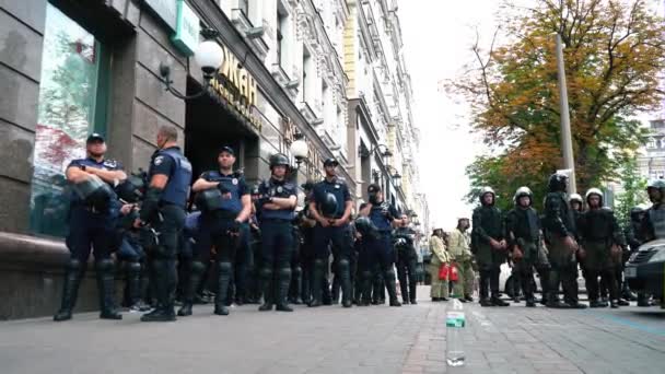 Ukraine, kyiv, 17. juni 2018. marsch der lgbt gleichheit. Polizei-Sicherheitsleute auf Schwulenparade-Marsch in Kiew. — Stockvideo