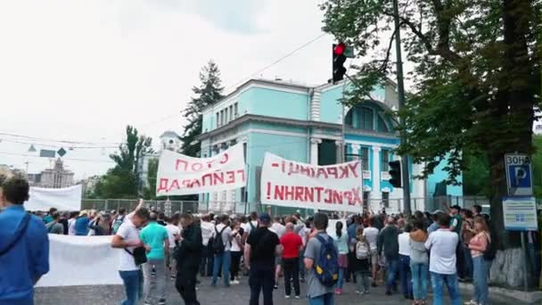 Ucrânia, Kiev, 17 de junho de 2018. Março da Igualdade LGBT. Uma multidão de manifestantes contra o desfile — Vídeo de Stock