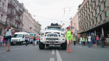 Ukrayna, Kiev, 17 Haziran 2018. Mart Lgbt eşitlik, gay lezbiyen gurur. Gurur sütun başında araba sürmek