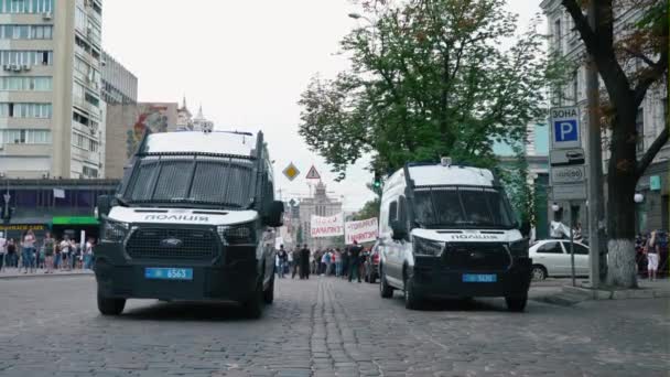 Ukraine, kyiv, 17. juni 2018. marsch der lgbt gleichheit. Polizeiwagen auf Schwulenparade-Marsch in Kiew. — Stockvideo
