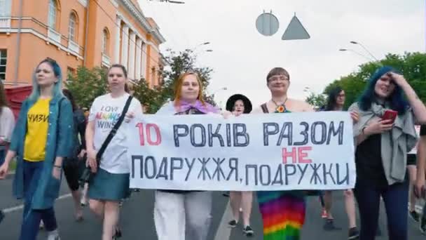 Ukraina, Kiev, 17 juni 2018. Mars av HBT jämställdhet, gay lesbian pride — Stockvideo