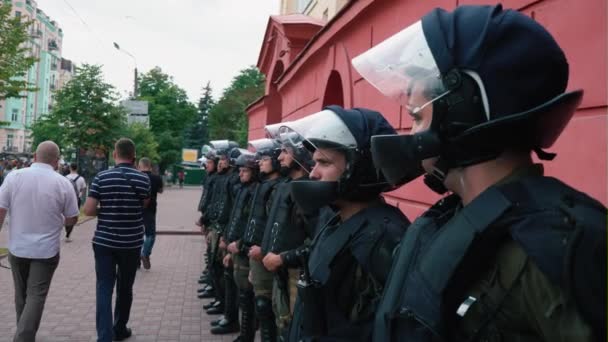 Oekraïne, Kiev, 17 juni 2018. Maart van de Lgbt-gelijkheid. Politie bewakers op gay parade maart in Kiev. — Stockvideo