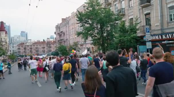 Ukrayna, Kiev, 17 Haziran 2018. Lgbt eşitlik, gay lezbiyen gurur yürüyüşü — Stok video