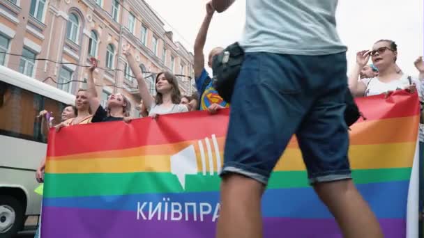 Ucrânia, Kiev, 17 de junho de 2018. Marcha da igualdade LGBT, orgulho lésbico gay — Vídeo de Stock