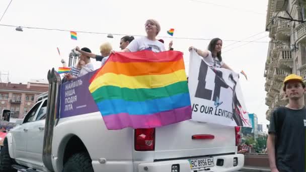 Ucrânia, Kiev, 17 de junho de 2018. Marcha da igualdade LGBT, orgulho lésbico gay — Vídeo de Stock