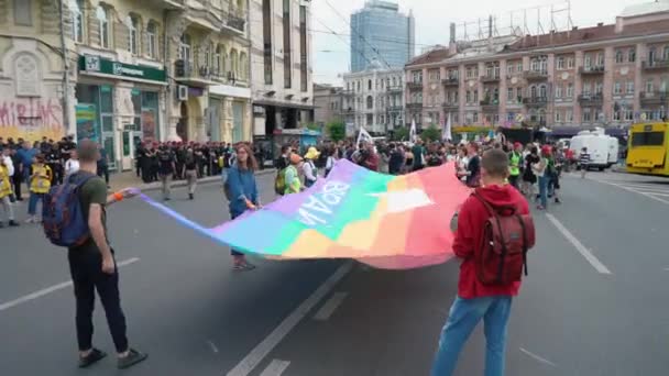 Ukrajina, Kyjev, 17 června 2018. Příznivce a účastníky Gay nebo Lgbt Pride Parade mává barevné vlajky — Stock video