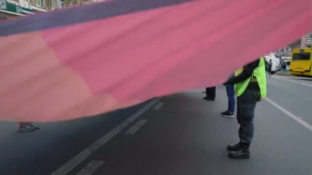 Ucrania, Kiev, 17 de junio de 2018. Partidarios y participantes del Desfile del Orgullo Gay o LGBT ondeando colorida bandera — Vídeo de stock