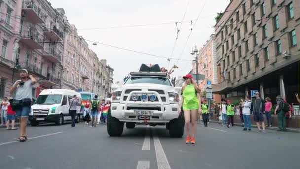 Ucrania, Kiev, 17 de junio de 2018. Marcha de la igualdad LGBT, orgullo lésbico gay. El coche cabalga a la cabeza de la columna Orgullo — Vídeo de stock