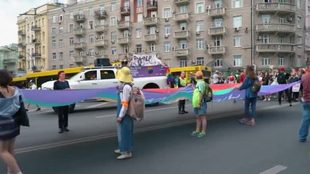 Ukrajina, Kyjev, 17 června 2018. Příznivce a účastníky Gay nebo Lgbt Pride Parade mává barevné vlajky — Stock video