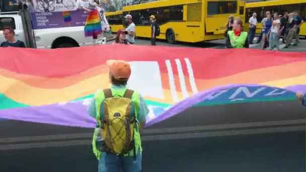 Ucrania, Kiev, 17 de junio de 2018. Partidarios y participantes del Desfile del Orgullo Gay o LGBT ondeando colorida bandera — Vídeos de Stock