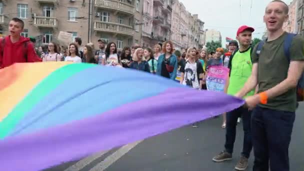ウクライナ キエフ 2018 支持者とゲイまたは Lgbt のプライドの参加者パレード振るカラフルな虹色の旗 — ストック動画