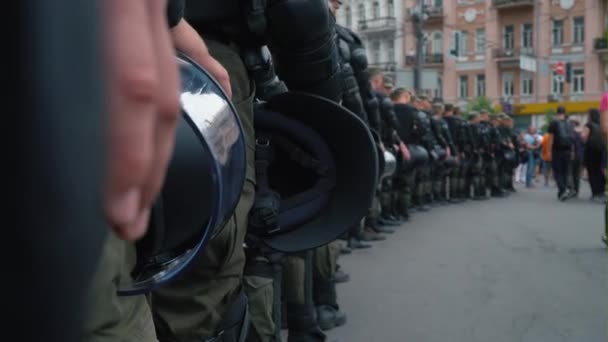 Ucraina, Kiev, 17 giugno 2018. Marzo della parità LGBT. Guardie di sicurezza della polizia in marcia gay a Kiev . — Video Stock