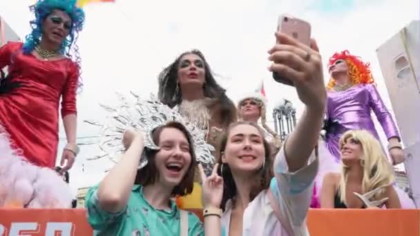 Ucrania, Kiev, 17 de junio de 2018. Marzo de la Igualdad LGBT. Travestis y transexuales — Vídeo de stock