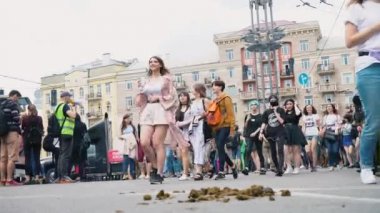 Ukrayna, Kiev, 17 Haziran 2018. Mart Lgbt eşitlik, gay lezbiyen gurur. Katılımcılar geçit bir sürü at dışkı atlayarak street yürüyüş