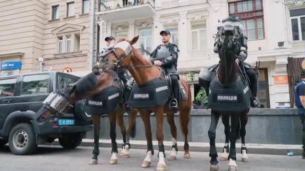 Ucrania, Kiev, 17 de junio de 2018. Marzo de la Igualdad LGBT. Guardias de seguridad de la policía en marcha gay desfile en Kiev . — Vídeos de Stock