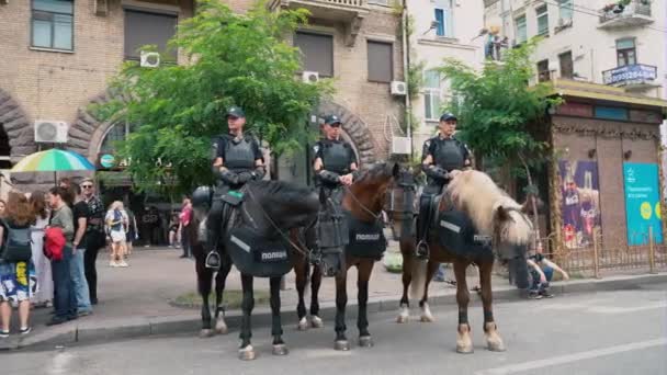 Ucrânia, Kiev, 17 de junho de 2018. Março da Igualdade LGBT. Polícia guardas de segurança em desfile gay marcha em Kiev . — Vídeo de Stock