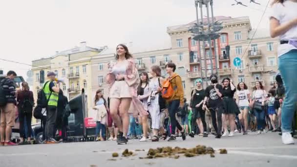 Ukraine, Kiev, 17 juin 2018. Marche de l'égalité LGBT, fierté lesbienne gay. Les participants de la parade marchent dans la rue en contournant un tas d'excréments de chevaux — Video