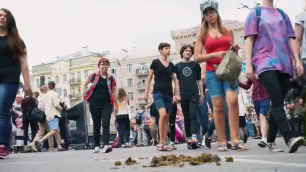 Ukrayna, Kiev, 17 Haziran 2018. Mart Lgbt eşitlik, gay lezbiyen gurur. Katılımcılar geçit bir sürü at dışkı atlayarak street yürüyüş — Stok video