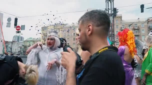 Ucrânia, Kiev, 17 de junho de 2018. Março da Igualdade LGBT. Travestis e transgêneros — Vídeo de Stock