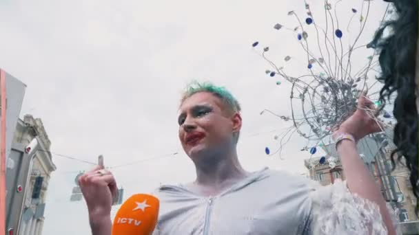 Ukraina, Kiev, 17 juni 2018. Mars av HBT jämställdhet. Transvestiter och transgenders — Stockvideo