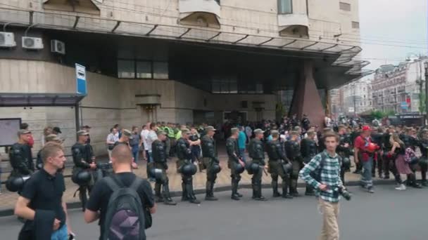 Ucrania, Kiev, 17 de junio de 2018. Marzo de la Igualdad LGBT. Guardias de seguridad de la policía en marcha gay desfile en Kiev . — Vídeo de stock