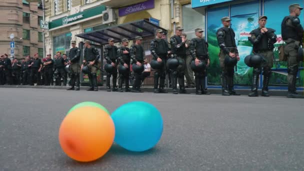 Ukraina, Kiev, 17 juni 2018. Mars av HBT jämställdhet. Polisen säkerhetsvakter på gay parad mars i Kiev. — Stockvideo