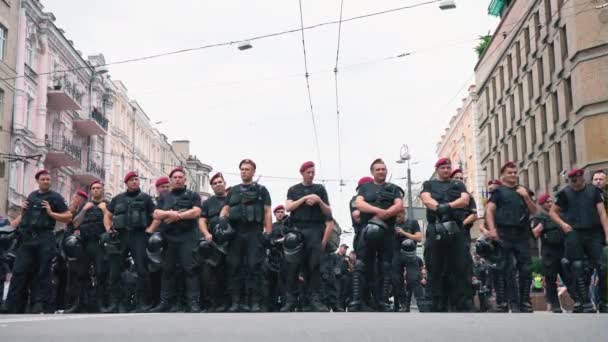 Oekraïne, Kiev, 17 juni 2018. Maart van de Lgbt-gelijkheid. Politie bewakers op gay parade maart in Kiev. — Stockvideo