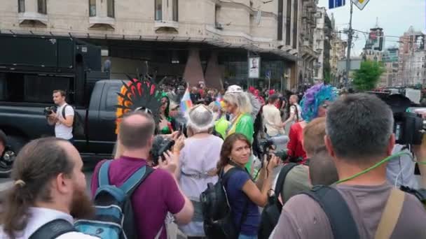 Ucrânia, Kiev, 17 de junho de 2018. Março da Igualdade LGBT. Travestis e transgêneros — Vídeo de Stock