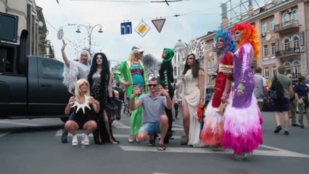 Ukraina, Kiev, 17 juni 2018. Mars av HBT jämställdhet. Transvestiter och transgenders — Stockvideo