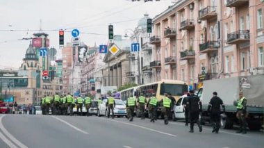 Ukrayna, Kiev, 17 Haziran 2018. Lgbt eşitlik Mart. Kiev'de polis güvenlik görevlisi gay geçit üzerinde Mart.