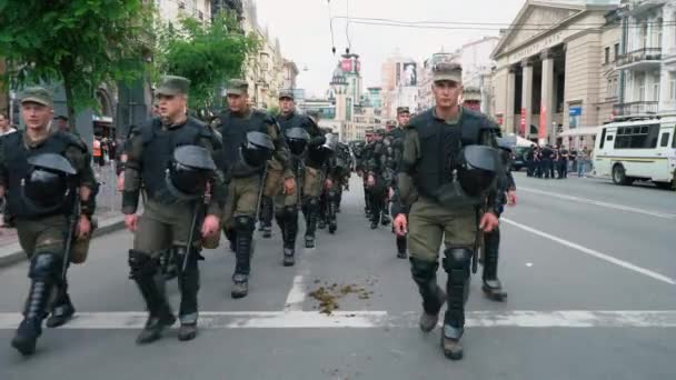 乌克兰, 基辅, 2018年6月17日。3月的 Lgbt 平等。在基辅同志游行游行的警察警卫. — 图库视频影像