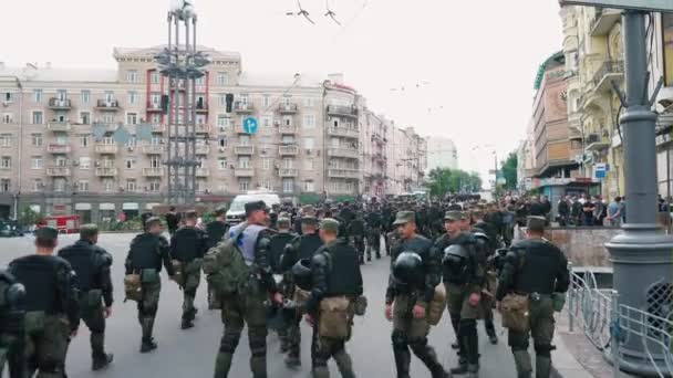 Ucrania, Kiev, 17 de junio de 2018. Marzo de la Igualdad LGBT. Guardias de seguridad de la policía en marcha gay desfile en Kiev . — Vídeo de stock