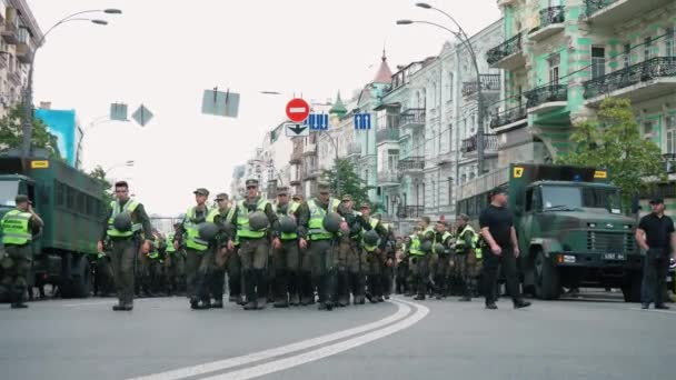 Oekraïne, Kiev, 17 juni 2018. Maart van de Lgbt-gelijkheid. Politie bewakers op gay parade maart in Kiev. — Stockvideo