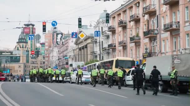 Oekraïne, Kiev, 17 juni 2018. Maart van de Lgbt-gelijkheid. Politie bewakers op gay parade maart in Kiev. — Stockvideo