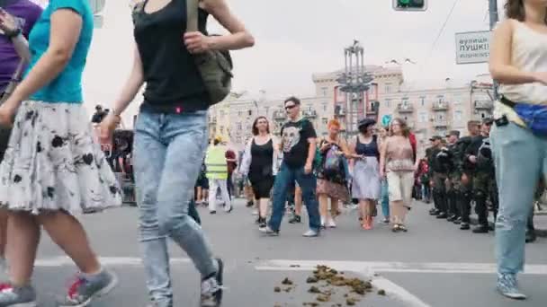 Ukraina, Kiev, 17 juni 2018. Mars av HBT jämställdhet, gay lesbian pride. Deltagarna i paraden promenerar gatan förbi ett gäng häst avföring — Stockvideo