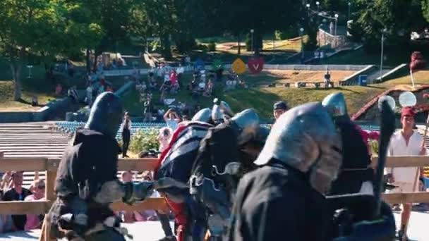 乌克兰, 基辅, 2018年6月9日。骑士锦标赛铁盔甲骑士的集体决斗。骑士们在战斗 — 图库视频影像
