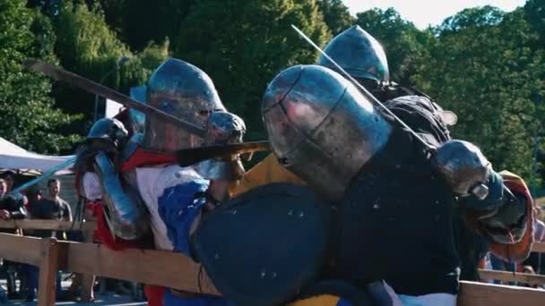 Ukraine, Kiev, 9 juin 2018. Tournoi de chevaliers. Duel de masse de chevaliers en armure de fer. Les Chevaliers se battent — Video