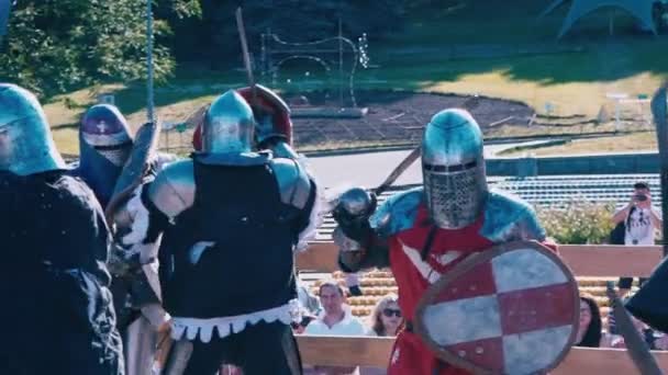 Ucrânia, Kiev, 9 de junho de 2018. Torneio dos Cavaleiros. Duelo de cavaleiros em armadura de ferro. Os Cavaleiros estão a lutar. — Vídeo de Stock