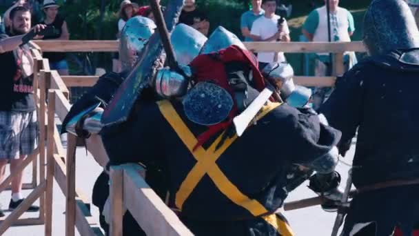 Ucrânia, Kiev, 9 de junho de 2018. Torneio dos Cavaleiros. Duelo de cavaleiros em armadura de ferro. O juiz pára os cavaleiros, batendo nas listas — Vídeo de Stock