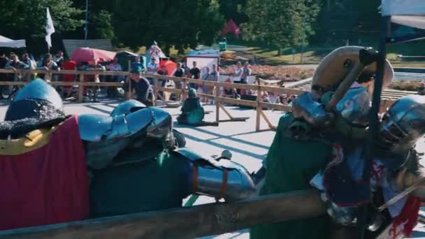 Ucrania, Kiev, 9 de junio de 2018. Torneo de Caballeros. Duelo masivo de caballeros en armadura de hierro. Los Caballeros están peleando — Vídeo de stock