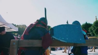 Ukrayna, Kiev, 9 Haziran 2018. Şövalye turnuva, polemiğe girmek. Kitle düello demir zırh şövalyeler. Şovalyeler mücadele ediyoruz