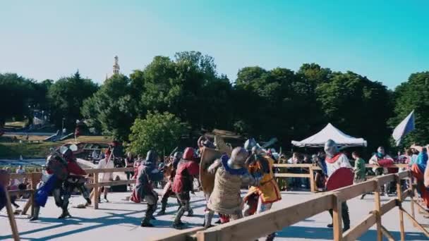 Ucrânia, Kiev, 9 de junho de 2018. Torneio dos Cavaleiros. Duelo de cavaleiros em armadura de ferro. Os Cavaleiros estão a lutar. — Vídeo de Stock