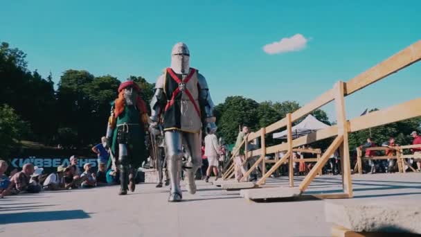 Ukrayna, Kiev, 9 Haziran 2018. Şövalye turnuva. Demir zırh içinde davaya yakın savaşçılar stadyuma git — Stok video