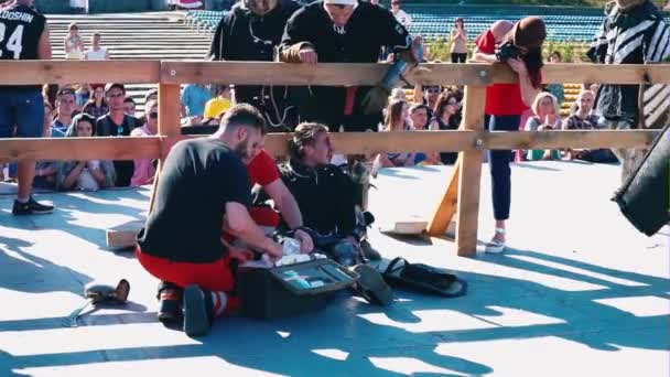 Ucrânia, Kiev, 9 de junho de 2018. Torneio dos Cavaleiros. Os médicos fornecem primeiros socorros a um cavaleiro com a cabeça quebrada — Vídeo de Stock