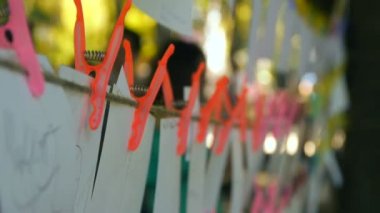 Halata clothespins ile kurutma fotoğrafa eklenen fotoğraflar