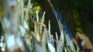 Halata clothespins ile kurutma fotoğrafa eklenen fotoğraflar