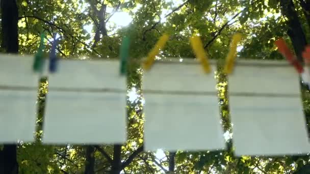 Fotos auf dem Seil mit Wäscheklammern befestigt, Foto-Trocknung — Stockvideo