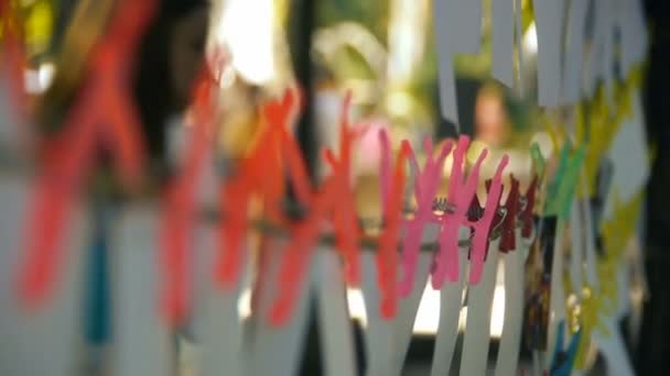Fotók a kötelet a clothespins, csatolt fénykép szárítás — Stock videók