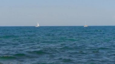 Açık denizde gemide turist ile beyaz Yatlar