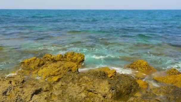 Orilla rocosa. Las olas rodan en la costa y se rompen contra las rocas. Marea. — Vídeos de Stock